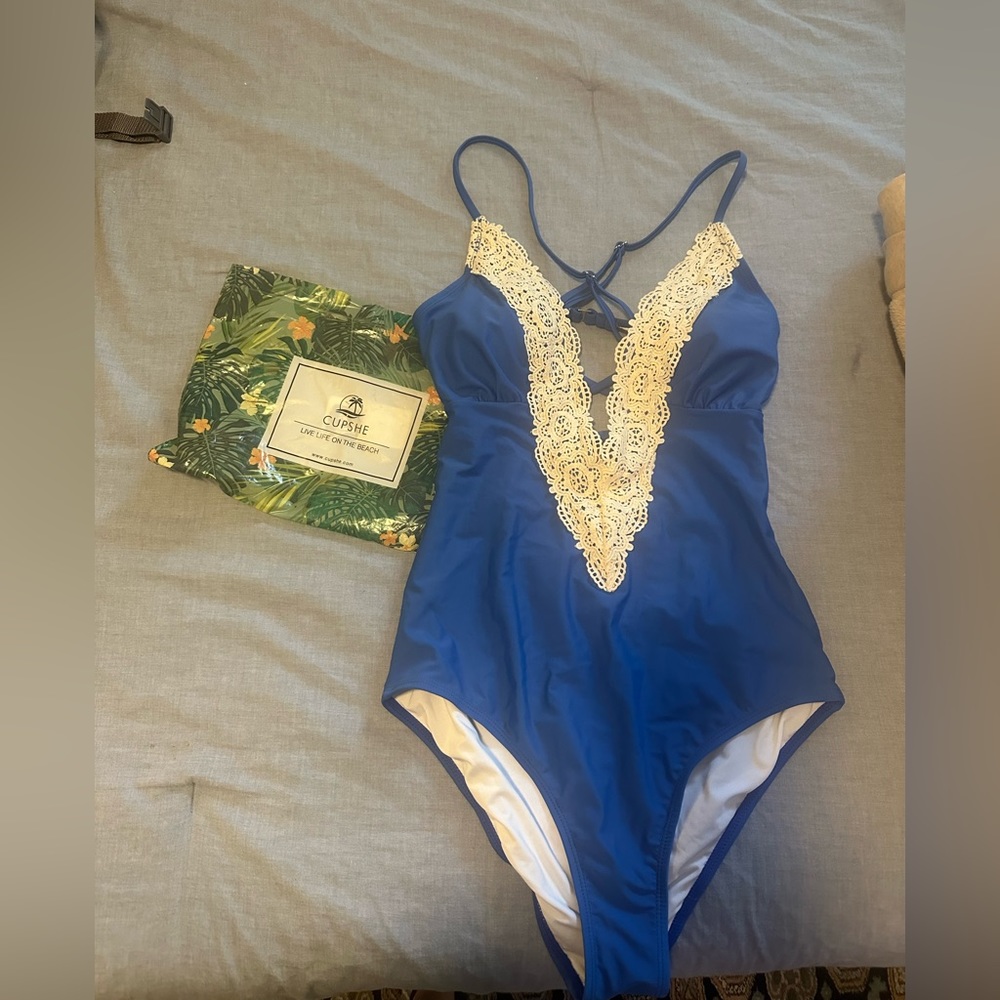CUPSHE one piece swim suit never worn, size M